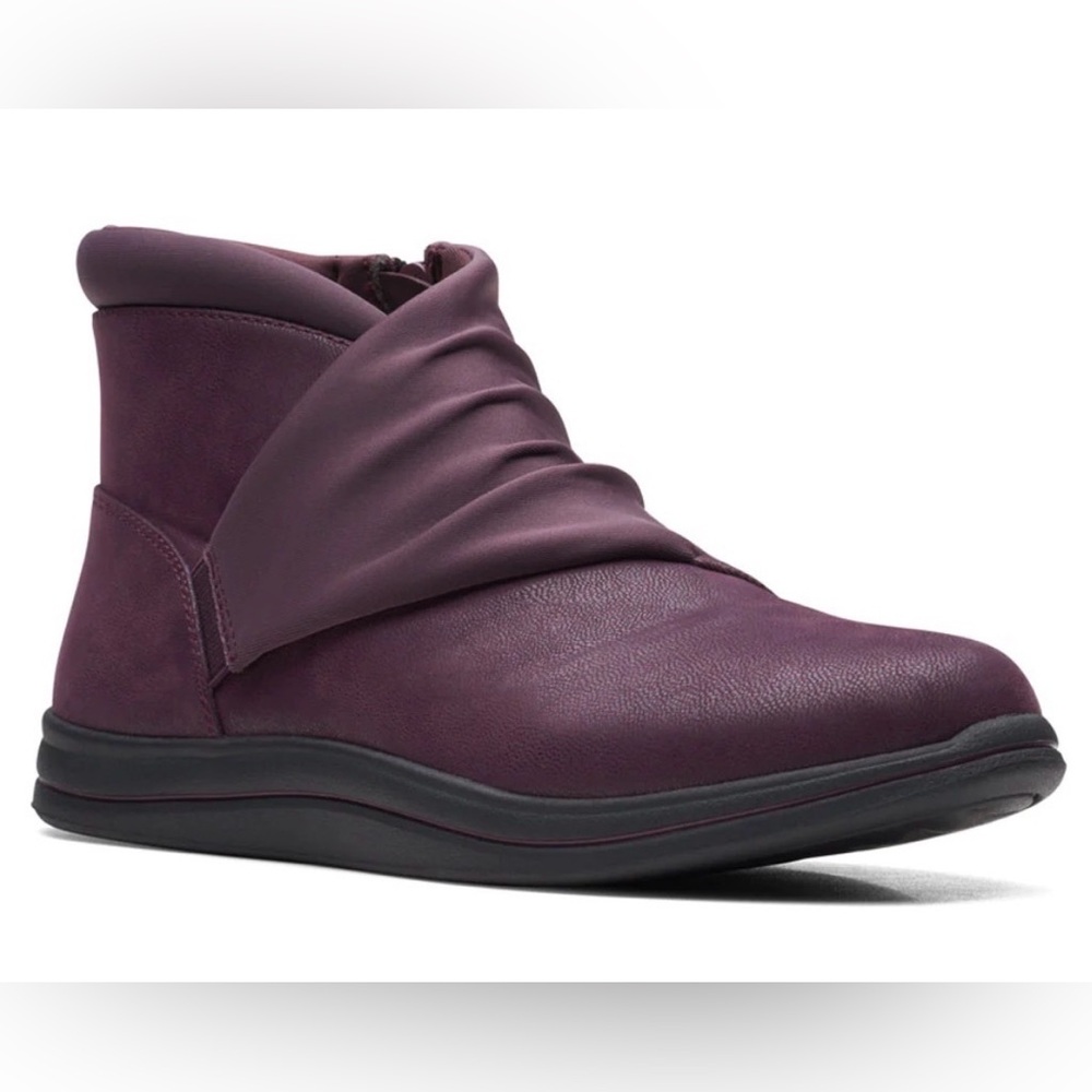 Women’s Clark’s Breeze Dusk Burgundy Booty size 6 1/2